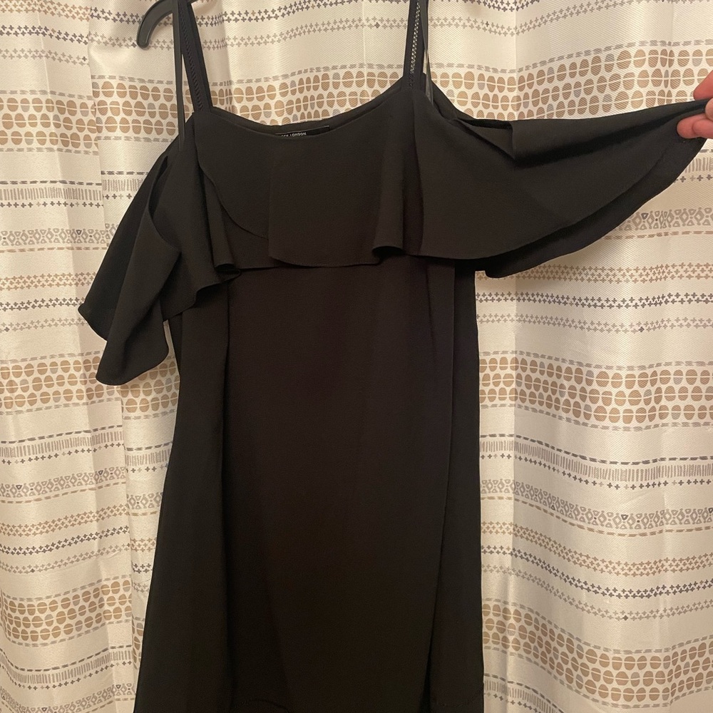 Maggie London Blk Strap Off-Shoulder Sleeve Ruffled Bodice Cut Out Hem Design